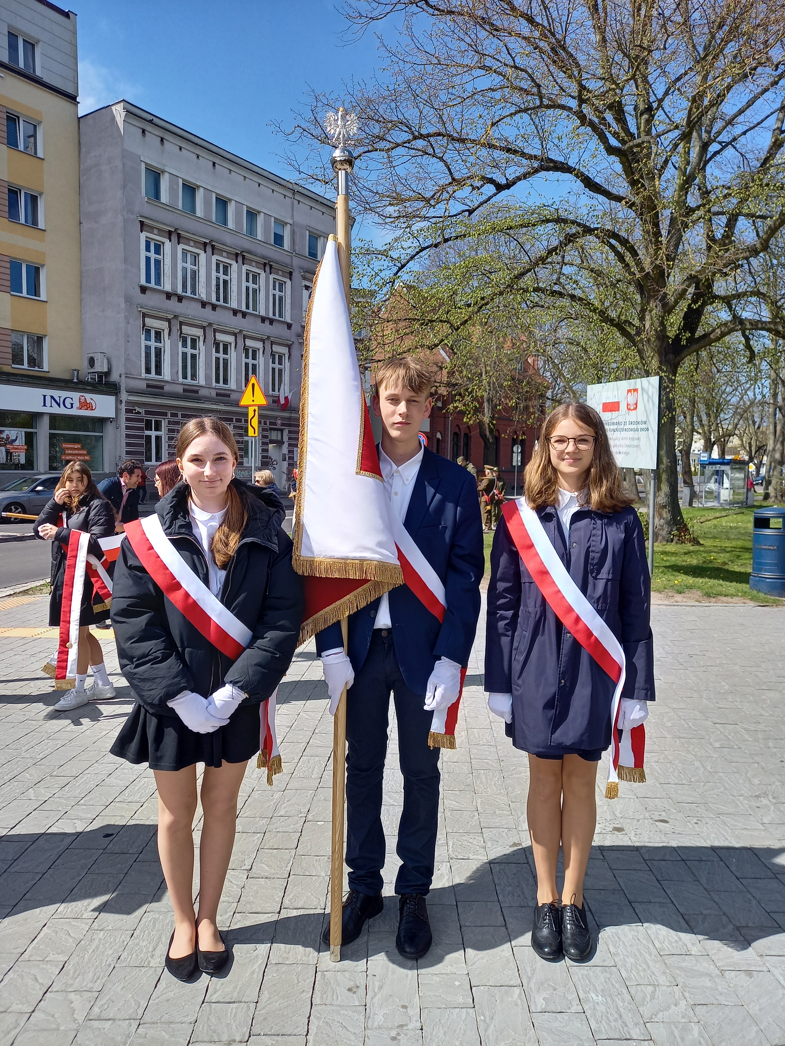 Uczniowie SP1 z pocztem sztandarowym