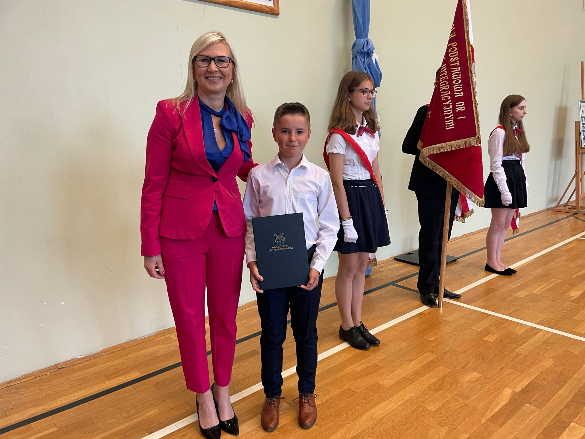 Kacper Fir odbierający gratulacje