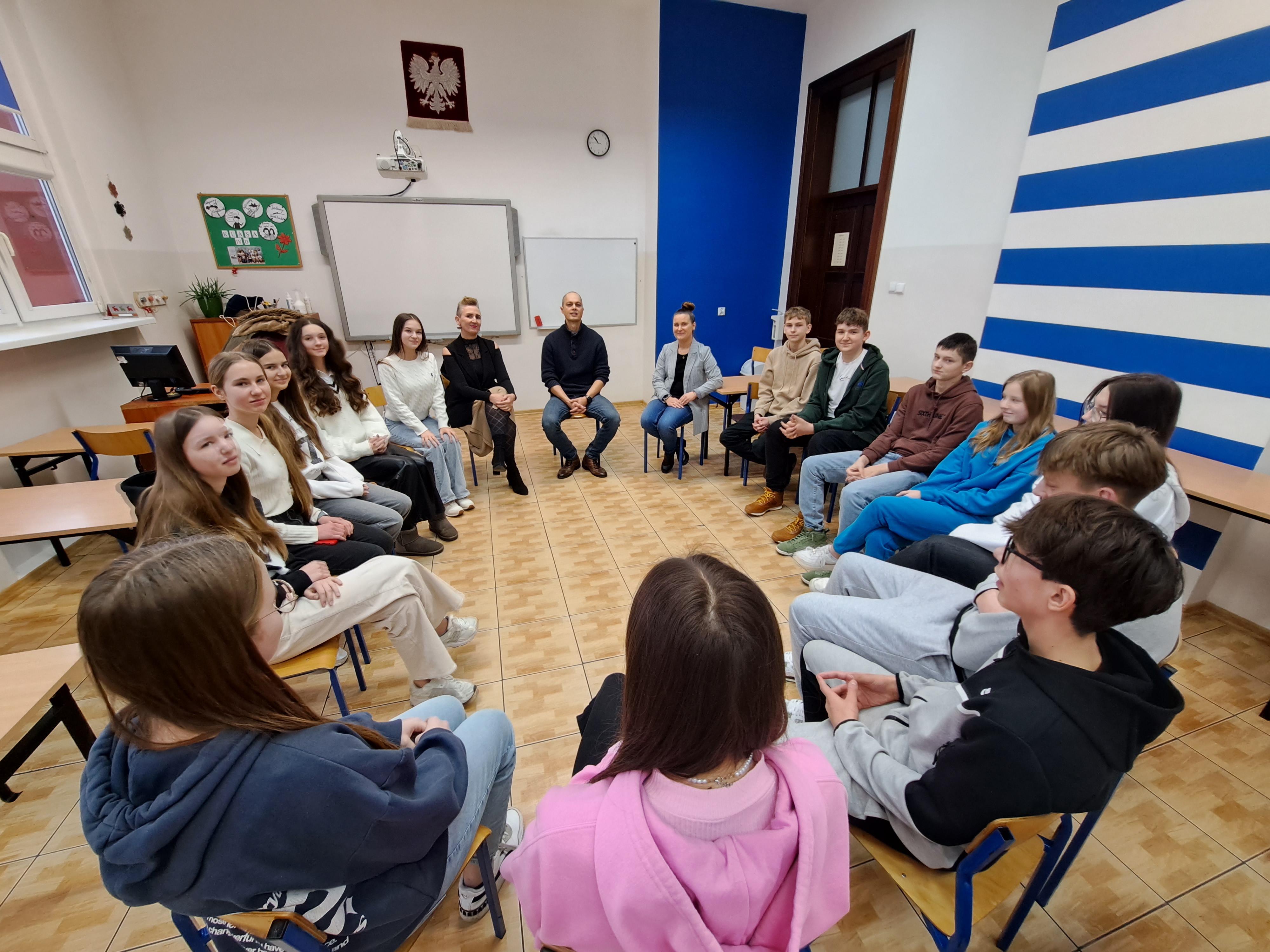 Uczniowie podczas lekcji z native speakerem 