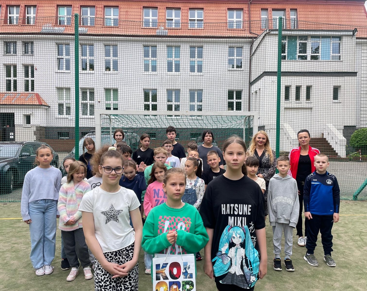 Uczniowie klasy 2c i 5c przed SP1 w Kolołbrzegu