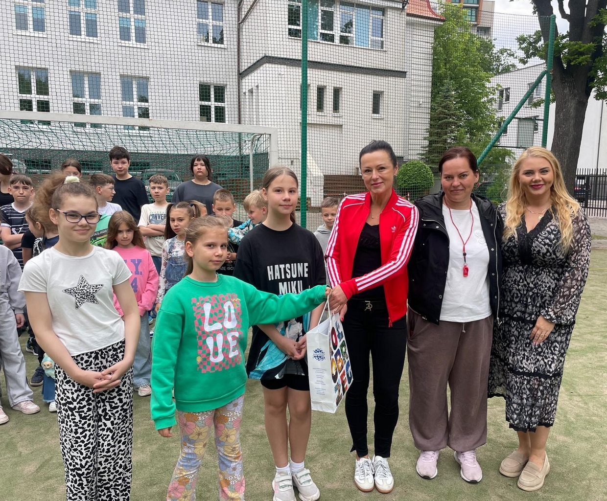 Wręczenie znaczników z okazji 80-lecia SP1 w Kołobrzegu